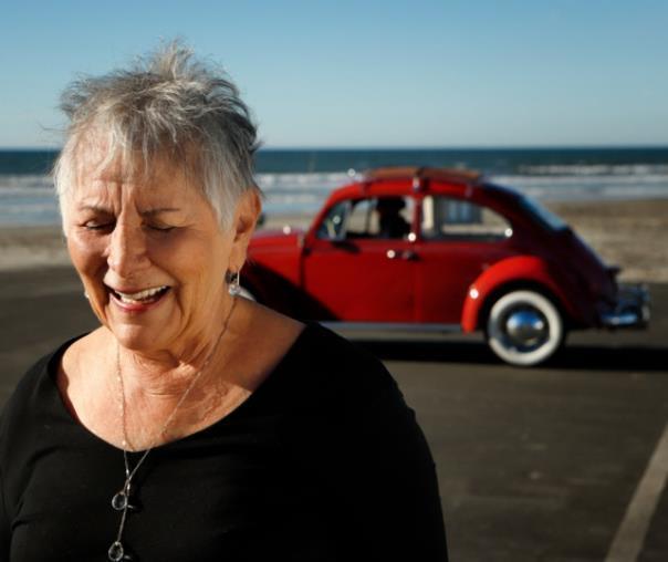 Kathleen Brooks und ihre frisch restaurierte „Annie“.  Foto: Auto-Medienportal.Net/Volkswagen of America